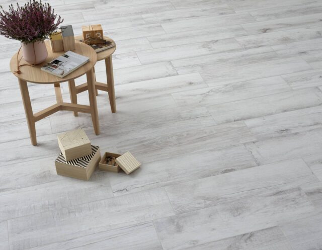 Woodlike-tiles-floor-with-stools-with-a-plant-and-cubes