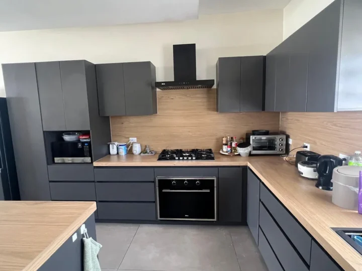 A-dark-wood-grain-kitchen-countertop-with-kitchen-accesories