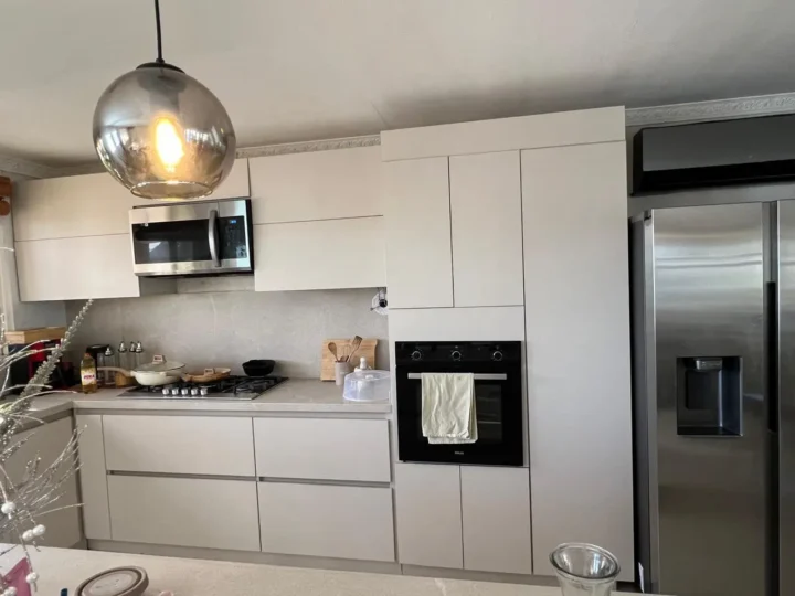 A white-kitchen-countertop-with-kitchen-accesories
